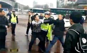 西安一辅警被指脱掉警服要打人，官方：纠违引冲突，已被停职