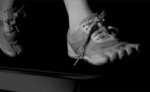 慢動作還原真相：鞋帶總開真不怪你