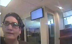 美国一女子穿睡裤抢银行：不拿武器只递纸条，两小时内抢5家