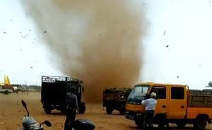 廣東徐聞一菠蘿交易市場(chǎng)平地突發(fā)龍卷風(fēng)，幸無(wú)人員傷亡