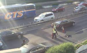 北京早高峰東直門一人跳橋，致東北二環(huán)爆堵