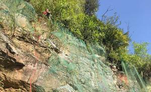 嫌犯跳崖民警也跳，受伤不忘牢铐嫌疑人