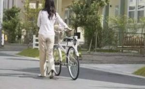杭州一大爺摔骨折狀告推車經(jīng)過的路人，法院判決路人賠2萬