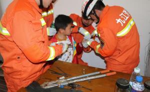 九江小男孩貪玩手指被卡門鎖