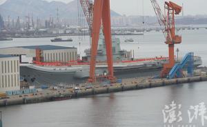 首艘國產航母甲板插上紅旗，這兩天內下水可能性增大