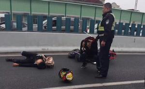 两辆摩托车在高架上飞驰，上海警方封路出动多辆警车成功拦截