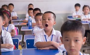 媒体调查小学生睡眠：成绩好的睡得多，睡眠不足真的影响成绩