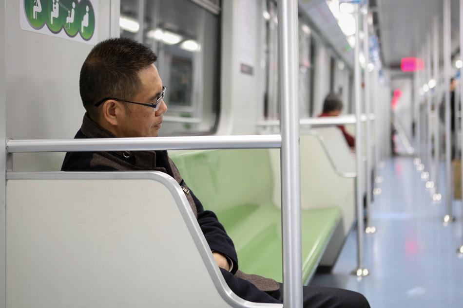 13.一号线第一班列车，乘客寥寥无几。