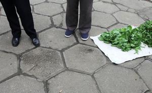 老人菜场摔伤家属索赔11万，市场方：因穿新鞋且无家人陪同