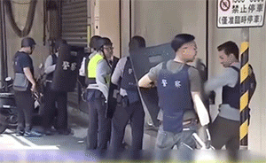 臺灣警匪當街槍戰(zhàn)，30多槍后嫌犯投降