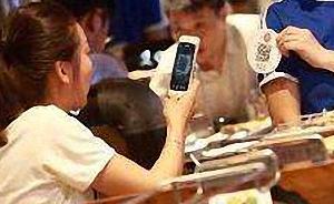 北京等地现扫码给餐厅服务员打赏，有人最多每月可收三千余元