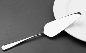 店员被指用蛋糕铲铲鞋底，乾县官方回应：责令蛋糕店停业整顿