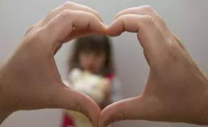 離婚案現(xiàn)場：狠心父親在法院拋棄孩子，母親當場要求判給自己