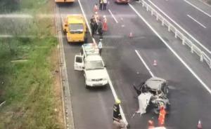 江蘇新?lián)P高速一小轎車沖入反向車道與路虎相撞，已致1死2傷