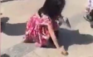 廣場(chǎng)現(xiàn)垃圾，小女孩彎腰18次撿拾