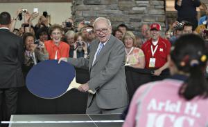 “股神”巴菲特是个“会玩”的老头，历年股东大会萌态尽显