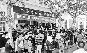 聽傳言后市民扎堆繳罰款，昆明交警隊喇叭辟謠也擋不住