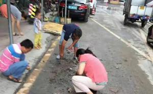 廣州暴雨沖了珠寶城引來市民挖泥尋寶，商家未買保險不能理賠