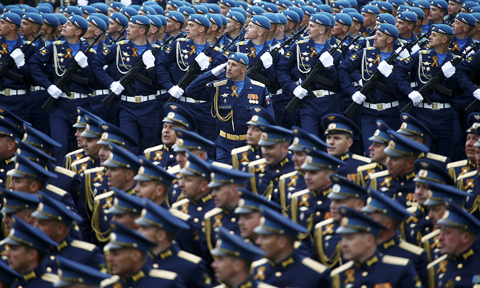 4.當(dāng)?shù)貢r間2017年5月9日，俄羅斯符拉迪沃斯托克，當(dāng)?shù)嘏e行閱兵紀(jì)念衛(wèi)國戰(zhàn)爭勝利72周年。