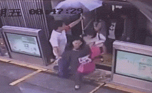 公交值班長(zhǎng)為下車乘客撐傘擋雨,被贊