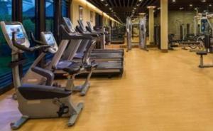 杭州男子万元私教课想退遭拒，法官：“不得退卡”条款无效