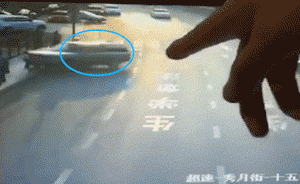 越野車沖上公交站臺(tái)，撞傷多名學(xué)生路人