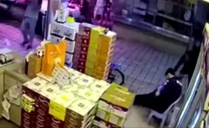 联勤队员上班躲雨,遭男子持铁管猛击头