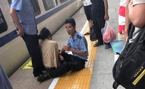 火車進(jìn)站瞬間她要跳軌！他死死拽住