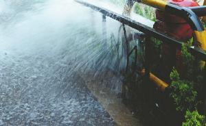 暖闻｜杭州一小区消防栓爆裂水柱喷向电梯，保安用胸口封堵