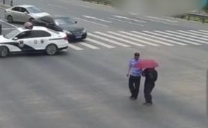 攔停車輛民警：只想把老人帶離危險(xiǎn)地帶
