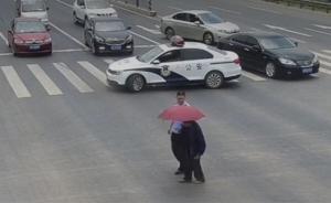 红网评“成都民警停车拦路扶老人过街”：尊老是国人基本修养