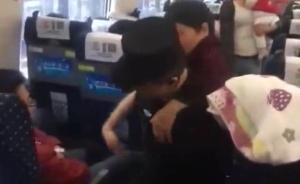 安全员跪地背老人下车，我们为你点赞！