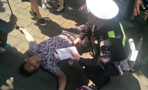 男子街頭“昏迷”，給錢就走被救則逃