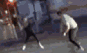 湖北恩施兩男子為刺激持刀街頭打假架：嚴(yán)重?cái)_亂公共秩序被拘