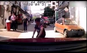 大妈“史诗级碰瓷”，小区车主吓懵
