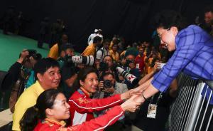 劉延?xùn)|同巴赫潘基文觀看氣步槍決賽，勉勵杜麗易思玲再接再厲