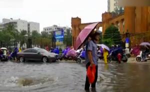 最暖“路标”:暴雨冲走窨井盖老人坚守