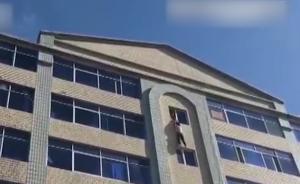 男子跳樓瞬間，消防官兵縱身一把抓住