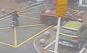 误把油门当刹车,一司机来回撞人撞物