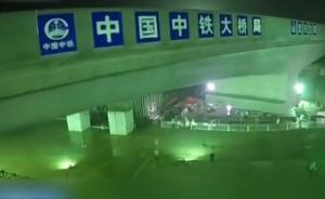 武漢萬噸級(jí)大橋完成逆時(shí)針90度轉(zhuǎn)體