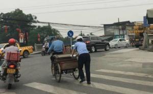 成都一女輔警多次被網(wǎng)友拍下助人之舉：遇事兒不伸手我會內(nèi)疚