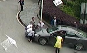 男孩蹲人行道被卷车底，多人抬车救出