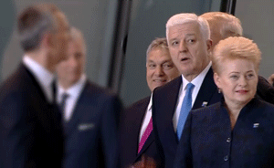 被特朗普一把推开的黑山总理:我不介意