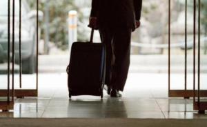 离异父亲欲强行携子出境，法院先限制出境再作出判决苦心劝导