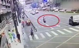 一岁女童被烫伤，交警闯红灯送医