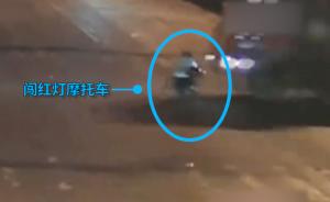 无证摩托男闯红灯,被重型货车拖拽致死