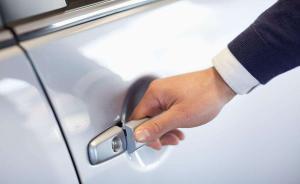 中纪委机关报刊文批“又拿补贴又坐公车”：特权思想典型病症