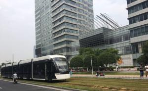 南京一男子走路看手機(jī)撞上有軌電車，交警：不屬于交通事故