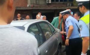 父母不慎將幼子反鎖車內(nèi)爸爸返家取鑰匙，高溫下民警果斷砸窗