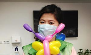 女城管每周例行到醫(yī)院教白血病患兒畫畫，“讓孩子忘記疼痛”